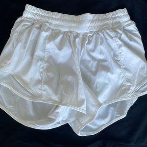 Lululemon hotty hot short, lined 4”, size 6 Like new condition